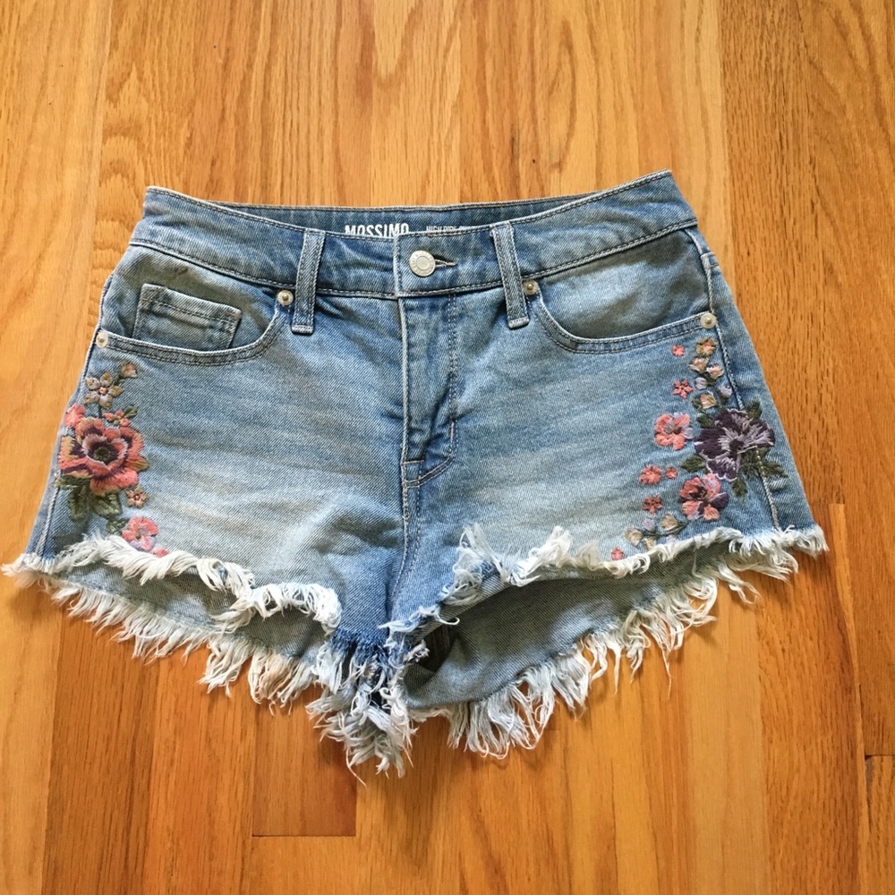 Flowery frayed denim shorts